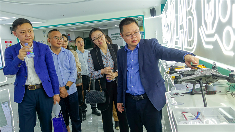 【热烈欢迎】龙华区政协经济委员会领导莅临SKYLAB考察指导.jpg 【热烈欢迎】龙华区政协经济委员会领导莅临SKYLAB考察指导.jpg